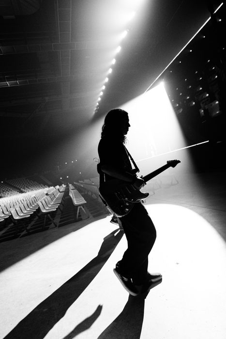 Guitariste en contre-jour pendant un concert