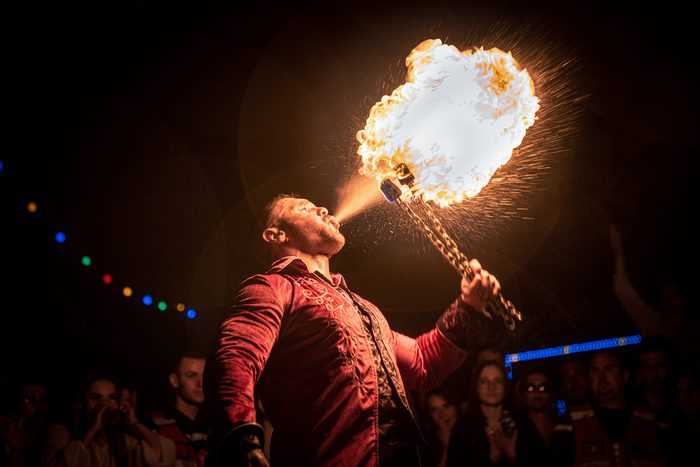 Cracheur de feu pendant une soirée