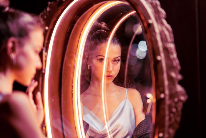 Portrait devant un miroir lumineux